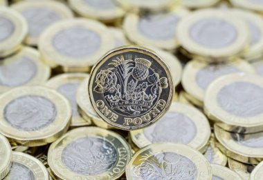 Yığın para ve bir İngiliz Lirası para geri.