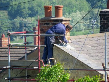 Kırsal ortamda kayrak çatıda baca onarımı çatı tamircisi.