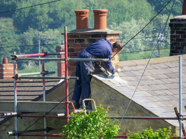 Roofer reparação chaminé no telhado de ardósia em ambiente rural . — Fotografia de Stock