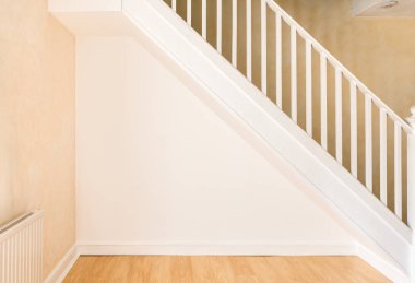 Yeni dekore edilmiş odaları için bir merdiven altında duvar.
