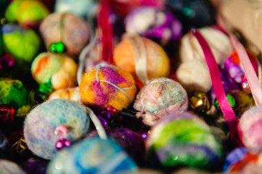 Renkli Noel mücevherleri. Keçeli yün, kurdele ve çan sesleri.