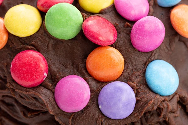 Bolo de celebração de crianças. Close up de decoração de feijão de chocolate . Imagens De Bancos De Imagens