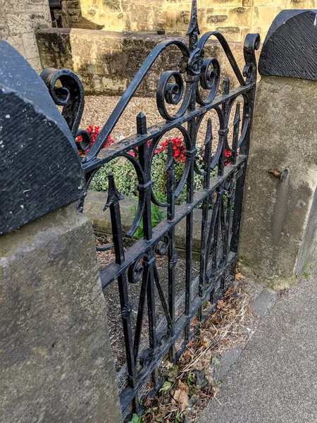Vintage portão de jardim de ferro forjado, pintado de preto . — Fotografia de Stock