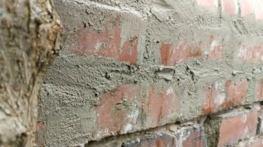 Duvarı havan mermisiyle işaret eden kadına yaklaş..