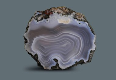 Mineral madencilik. Özel kesim karanlık bir arka plan üzerinde mineral madencilik.