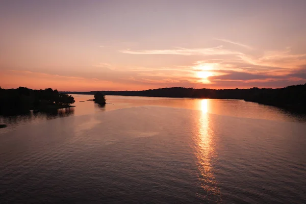 günbatımı Nehri üzerinde