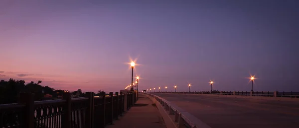 Tembel nehir üzerinde yanan köprü