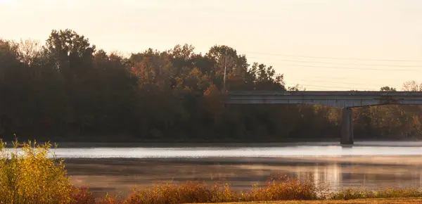 Sessiz nehir üzerinde gündoğumu 