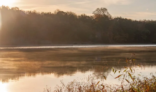 Sessiz nehir üzerinde gündoğumu 