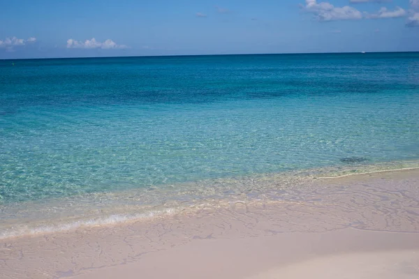 Grand Cayman Adaları plajda