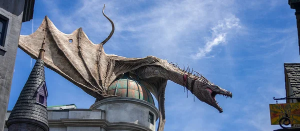 ORLANDO, FLORIDA / ESTADOS UNIDOS - 22 de junio de 2016 - Wizarding World of Harry Potter - Diagon Alley - Dragon Fotos De Stock