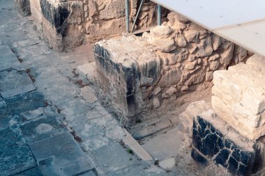 Knossos Tapınağı 'nın gelişigüzel manzarası Yunanistan' ın Heraklion kentindeki elementleri harap ediyor