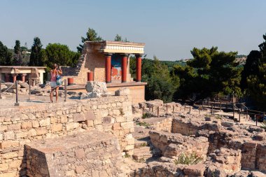 Knossos Tapınağı 'nın gelişigüzel manzarası Yunanistan' ın Heraklion kentindeki elementleri harap ediyor