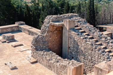 Knossos Tapınağı 'nın gelişigüzel manzarası Yunanistan' ın Heraklion kentindeki elementleri harap ediyor