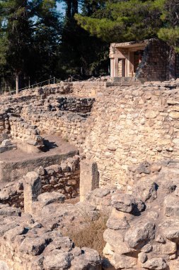Knossos Tapınağı 'nın gelişigüzel manzarası Yunanistan' ın Heraklion kentindeki elementleri harap ediyor