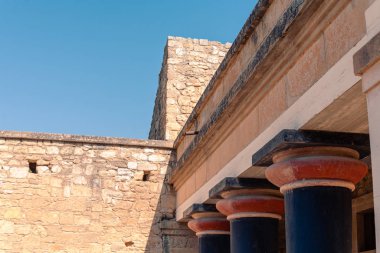Knossos Tapınağı 'nın gelişigüzel manzarası Yunanistan' ın Heraklion kentindeki elementleri harap ediyor