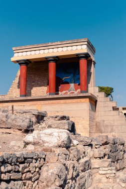 Knossos Tapınağı 'nın gelişigüzel manzarası Yunanistan' ın Heraklion kentindeki elementleri harap ediyor
