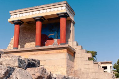 Knossos Tapınağı 'nın gelişigüzel manzarası Yunanistan' ın Heraklion kentindeki elementleri harap ediyor