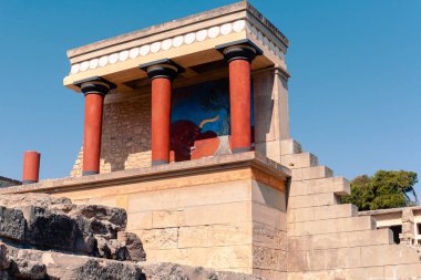 Knossos Tapınağı 'nın gelişigüzel manzarası Yunanistan' ın Heraklion kentindeki elementleri harap ediyor