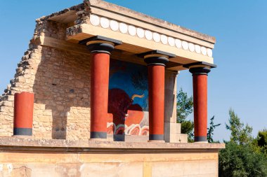 Knossos Tapınağı 'nın gelişigüzel manzarası Yunanistan' ın Heraklion kentindeki elementleri harap ediyor