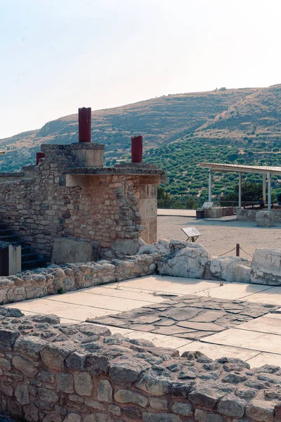 Vista casual sobre los elementos de las ruinas del templo Knossos en Heraklion, Grecia — Foto de Stock