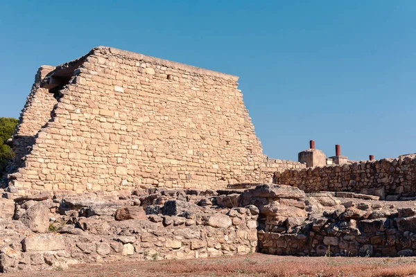 Vista casual sobre los elementos de las ruinas del templo Knossos en Heraklion, Grecia — Foto de Stock