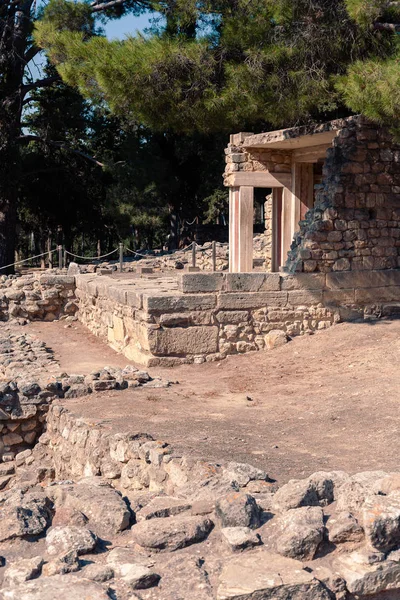 Vista casual sobre los elementos de las ruinas del templo Knossos en Heraklion, Grecia — Foto de Stock