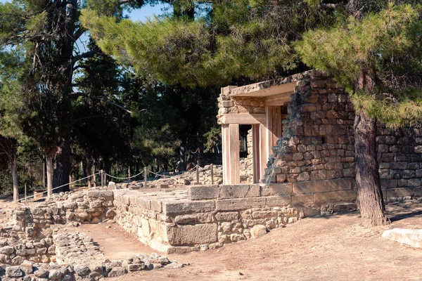 Vista casual sobre los elementos de las ruinas del templo Knossos en Heraklion, Grecia — Foto de Stock