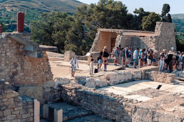Heraklion, Yunanistan - Haziran 05, 2019: Ziyaretçilerle birlikte Knossos tapınağının kalıntılarına sıradan bir bakış