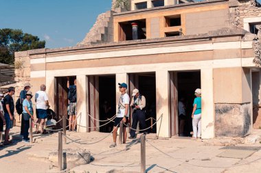 Heraklion, Yunanistan - Haziran 05, 2019: Ziyaretçilerle birlikte Knossos tapınağının kalıntılarına sıradan bir bakış