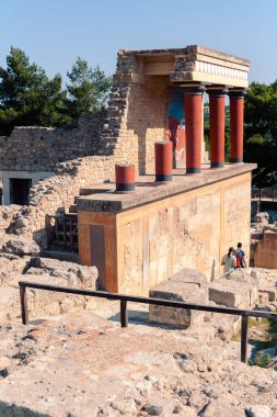 Heraklion, Yunanistan - Haziran 05, 2019: Ziyaretçilerle birlikte Knossos tapınağının kalıntılarına sıradan bir bakış