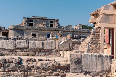 Heraklion, Yunanistan - Haziran 05, 2019: Ziyaretçilerle birlikte Knossos tapınağının kalıntılarına sıradan bir bakış