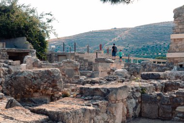 Heraklion, Yunanistan - Haziran 05, 2019: Ziyaretçilerle birlikte Knossos tapınağının kalıntılarına sıradan bir bakış