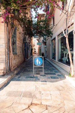 Syros, Yunanistan - 26 Haziran 2019: Şehir sokaklarından ve yaz ışığında binalardan günlük sokak fotoğrafı