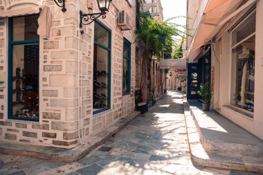 Syros, Yunanistan - 26 Haziran 2019: Şehir sokaklarından ve yaz ışığında binalardan günlük sokak fotoğrafı