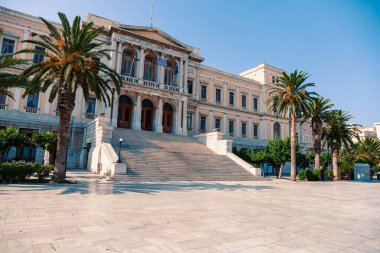 Syros, Yunanistan - 26 Haziran 2019: Şehir sokaklarından ve yaz ışığında binalardan günlük sokak fotoğrafı