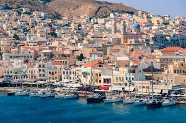 Syros, Yunanistan - 26 Haziran 2019: Yaz mevsiminde şehrin liman kenar sokaklarından ve binalardan günlük