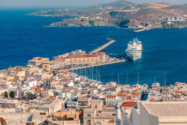 Syros ve Yunanistan şehir sokaklarından ve binalardan yaz ışığında günlük fotoğraflar