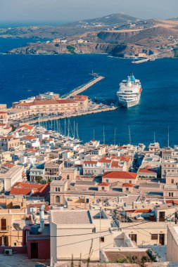 Syros, Yunanistan - 26 Haziran 2019: Yaz ışığında şehir sokaklarından ve binalardan rastgele fotoğraflar