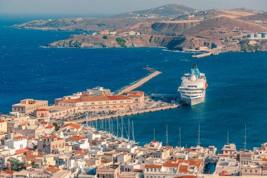 Syros ve Yunanistan şehir sokaklarından ve binalardan yaz ışığında günlük fotoğraflar