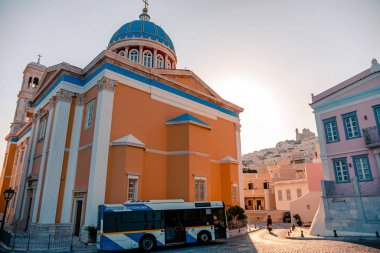 Syros, Yunanistan - 26 Haziran 2019: Şehir sokaklarından ve yaz ışığında binalardan günlük sokak fotoğrafı
