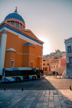 Syros, Yunanistan - 26 Haziran 2019: Şehir sokaklarından ve yaz ışığında binalardan günlük sokak fotoğrafı