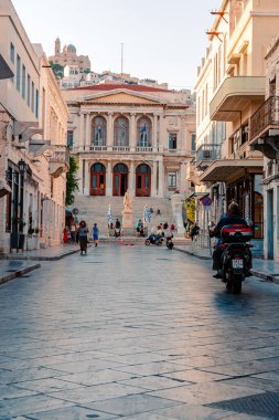 Syros, Yunanistan - 26 Haziran 2019: Şehir sokaklarından ve yaz ışığında binalardan günlük sokak fotoğrafı