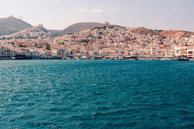 Syros, Yunanistan - 26 Haziran 2019: Yaz mevsiminde şehrin liman kenar sokaklarından ve binalardan günlük