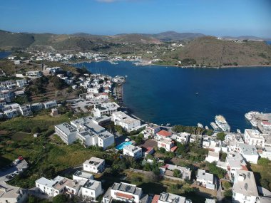 Patmos, Yunanistan - 04 Nisan 2019: güneşli havalarda köy ve liman manzarası