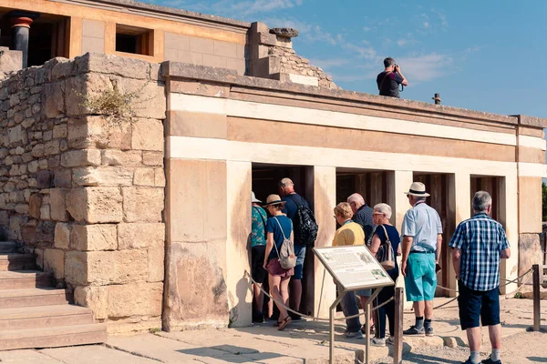 HERAKLION, GRECIA - 05 de junio de 2019: vista casual de las ruinas del templo de Knossos con los visitantes — Foto de Stock