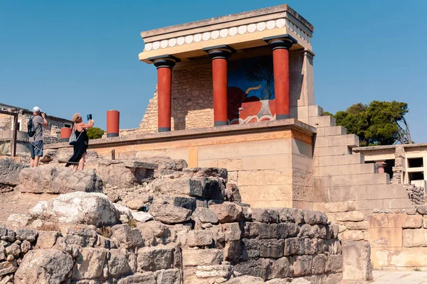 Heraklion, Grekland - 05 juni 2019: ledig utsikt över ruinerna av Knossos tempel med besökare — Stockfoto