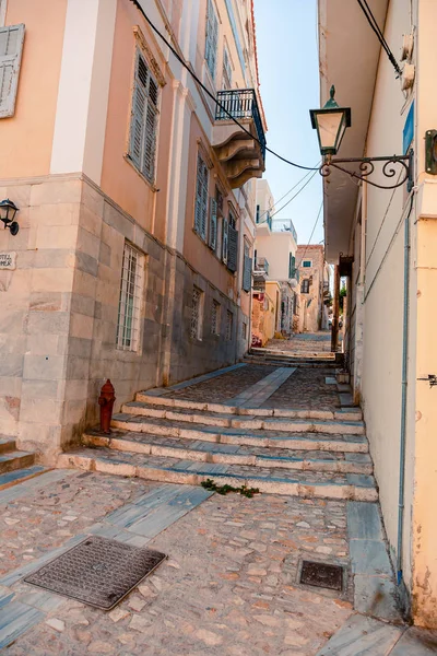 Syros, Yunanistan - 26 Haziran 2019: Yaz ışığında şehir sokaklarından ve binalardan rastgele fotoğraflar
