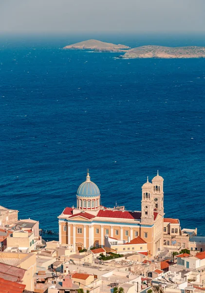Syros, Grecia vista de la iglesia local a la luz del atardecer de verano —  Fotos de Stock