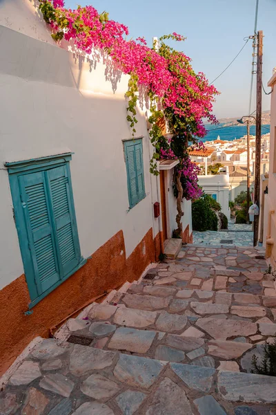 Syros ve Yunanistan şehir sokaklarından ve binalardan yaz ışığında günlük fotoğraflar